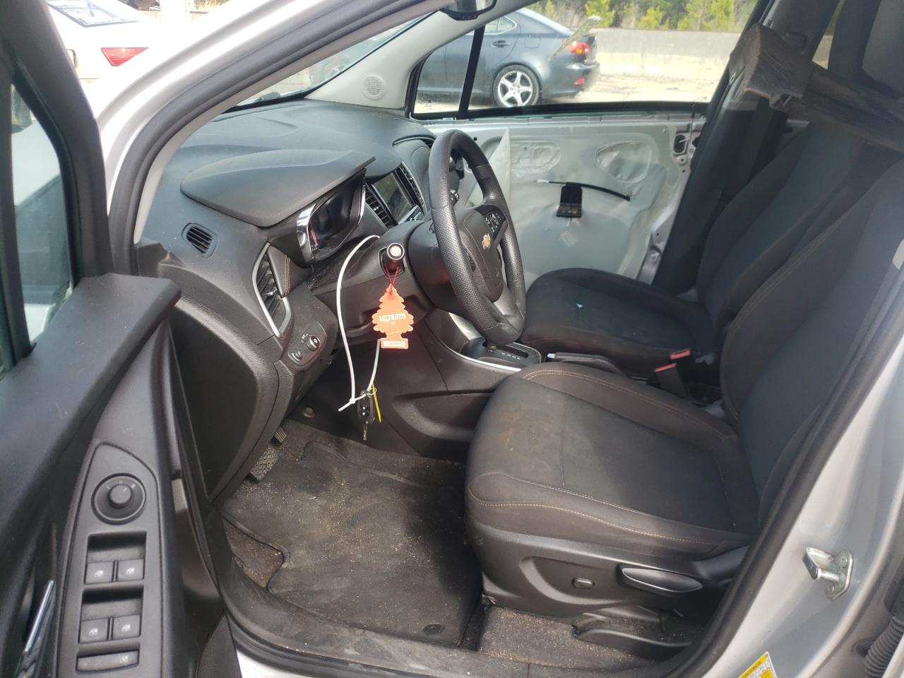 Photo 5 from auction – 2019 CHEVROLET TRAX LS with VIN 3GNCJKSB3KL377407