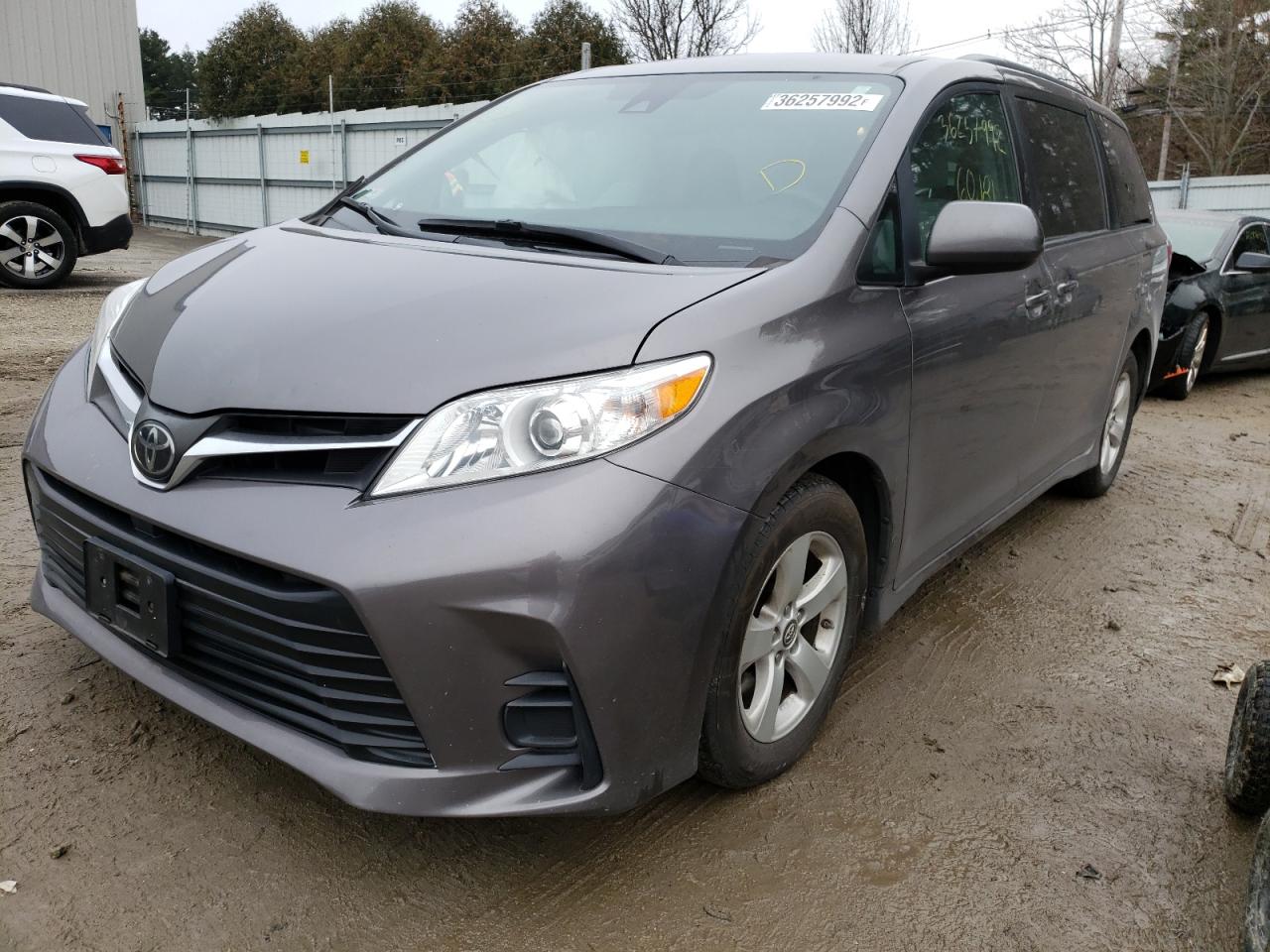 Photo 2 from auction – 2018 TOYOTA SIENNA LE with VIN 5TDKZ3DC9JS908370