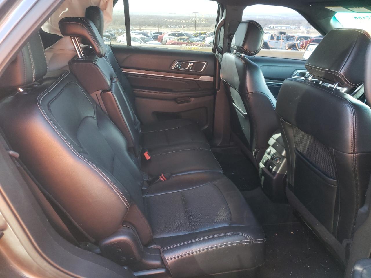 Photo 6 from auction – 2016 FORD EXPLORER L with VIN 1FM5K8F80GGC25365