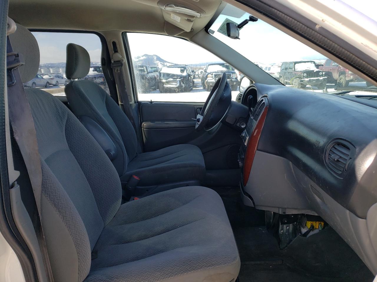 Photo 5 from auction – 2005 CHRYSLER TOWN & COU with VIN 1C4GP45R65B198670