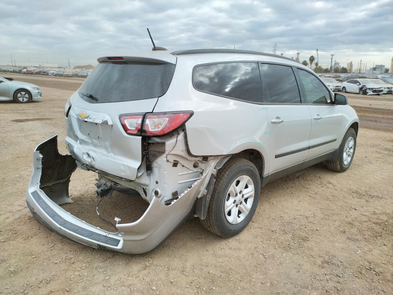 Photo 4 from auction – 2017 CHEVROLET TRAVERSE L with VIN 1GNKRFKD7HJ145857