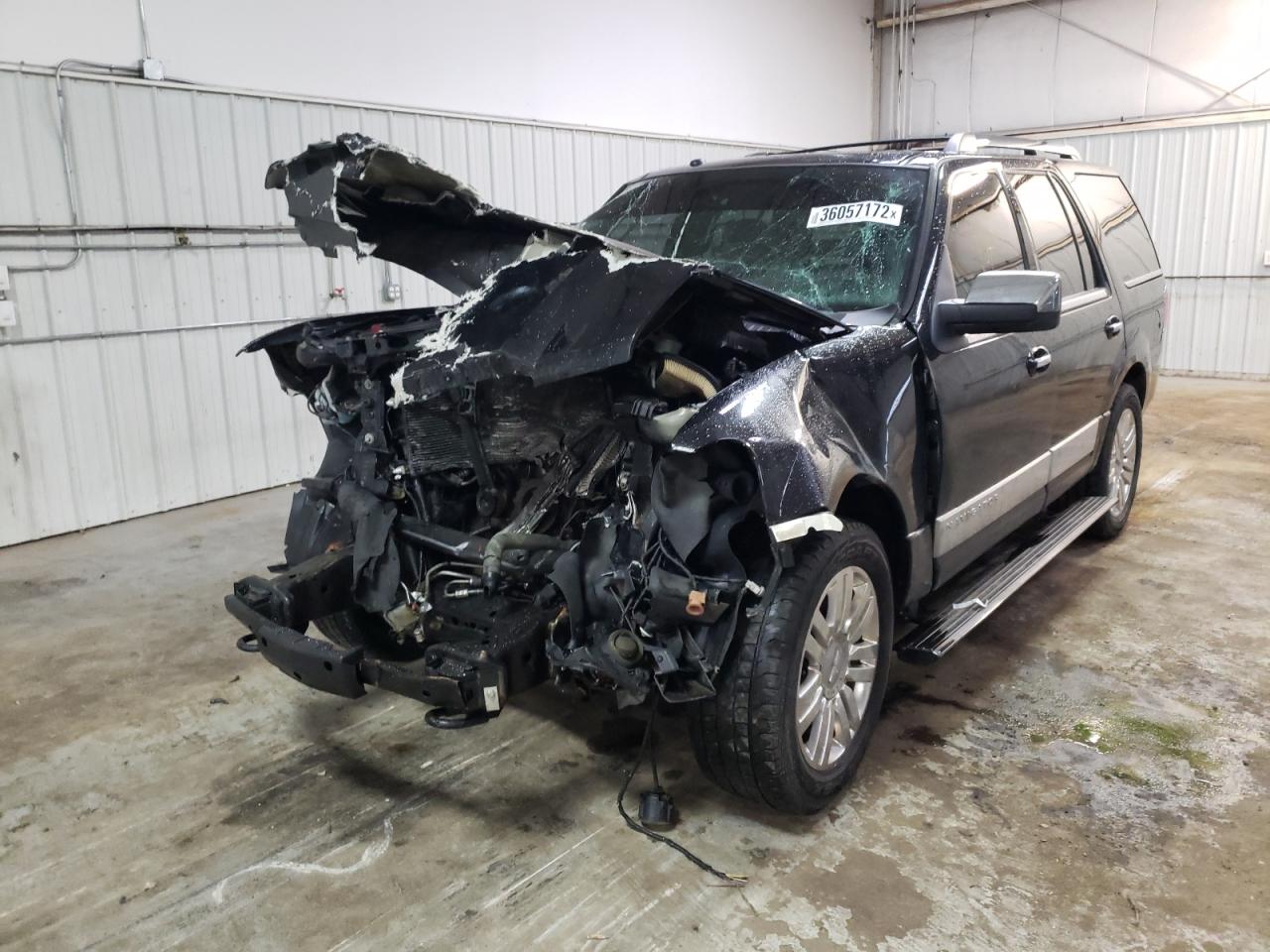 Photo 2 from auction – 2014 LINCOLN NAVIGATOR with VIN 5LMJJ2J57EEL01388