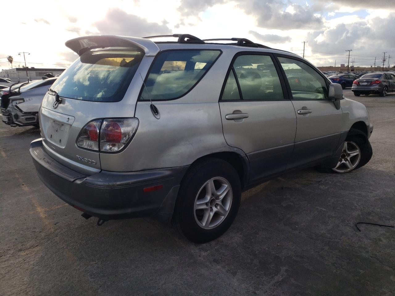 Photo 4 from auction – 2002 LEXUS RX 300 with VIN JTJGF10UX20129370
