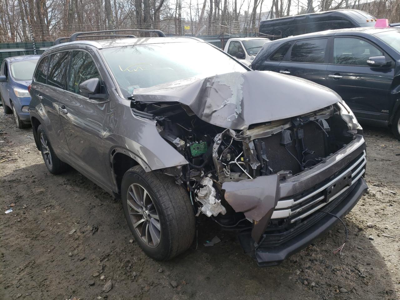 TOYOTA HIGHLANDER 2017 with VIN 5TDJZRFHXHS478897 - Photo from auction