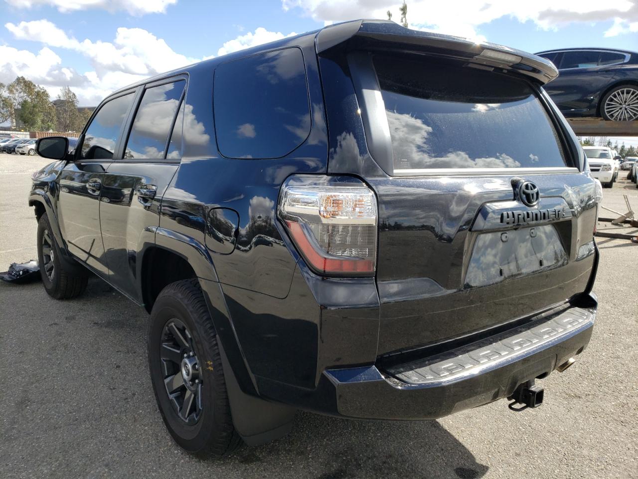 Photo 3 from auction – 2021 TOYOTA 4RUNNER SR with VIN JTEBU5JR1M5919789