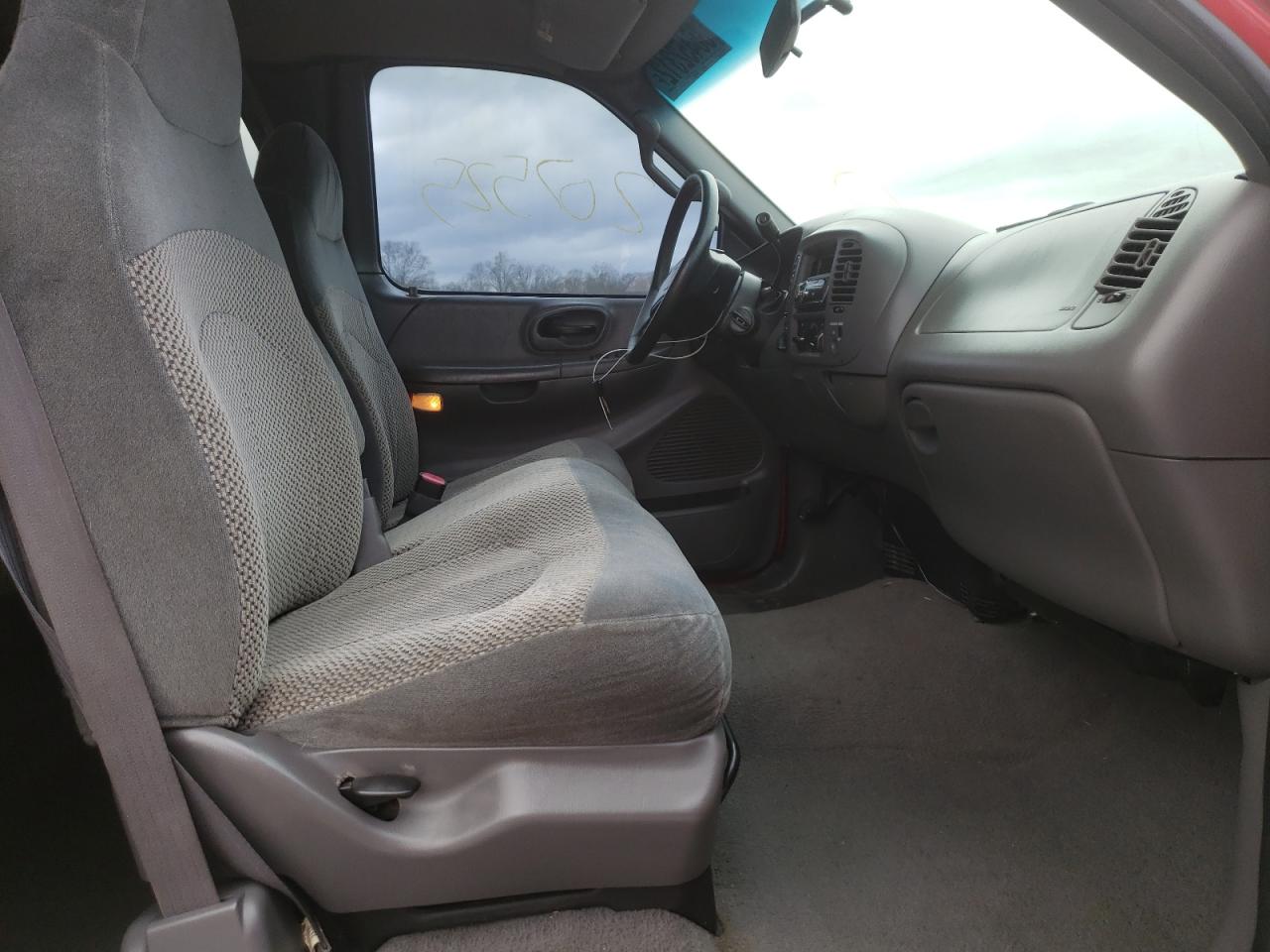 Photo 5 from auction – 2000 FORD F150 with VIN 2FTRX18W4YCB15089