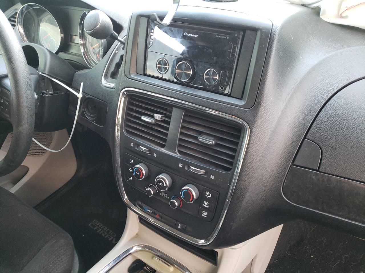 Photo 9 from auction – 2014 DODGE GRAND CARA with VIN 2C4RDGCG6ER291176