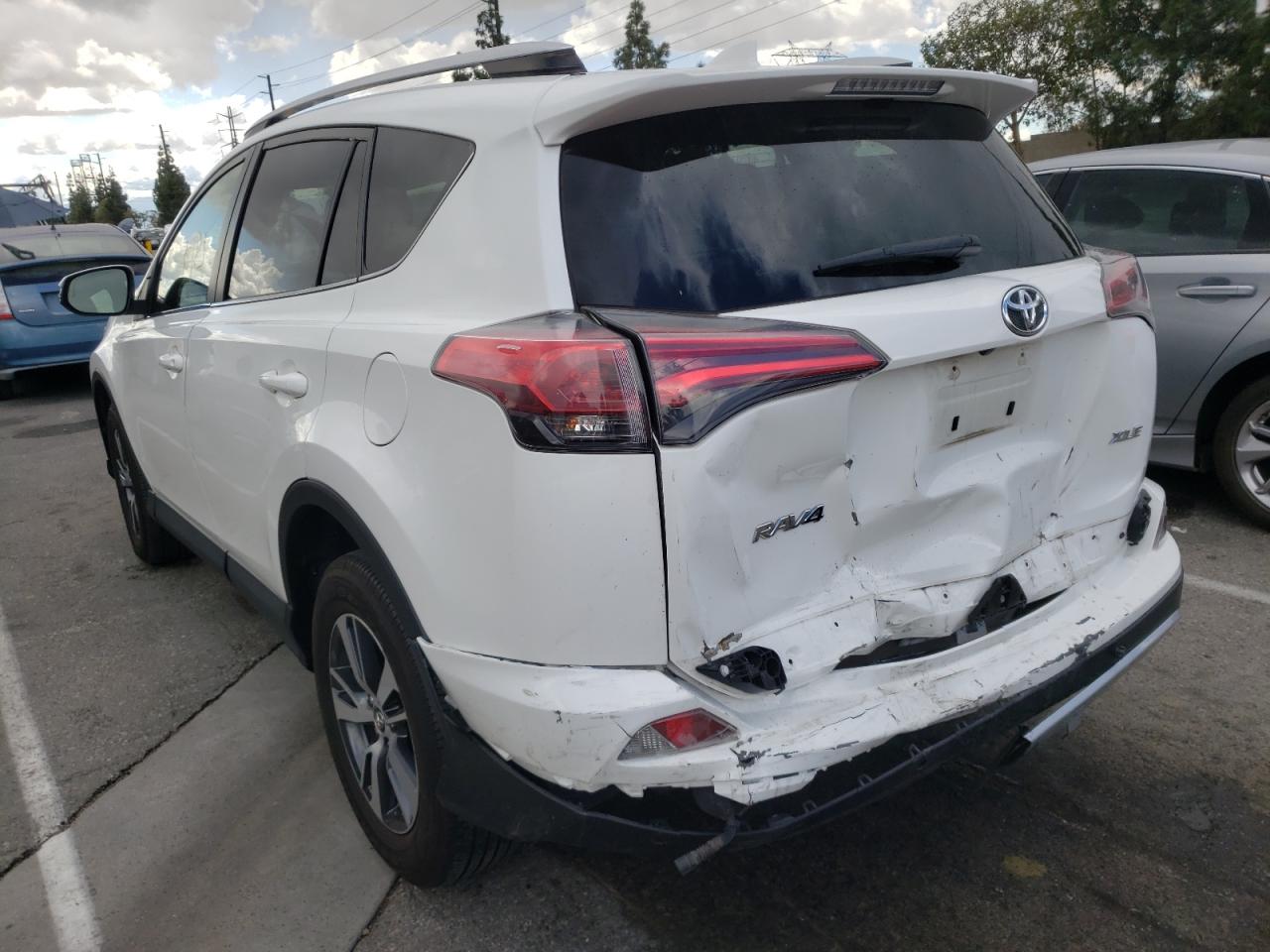 Photo 3 from auction – 2016 TOYOTA RAV4 XLE with VIN JTMWFREV2GJ065180