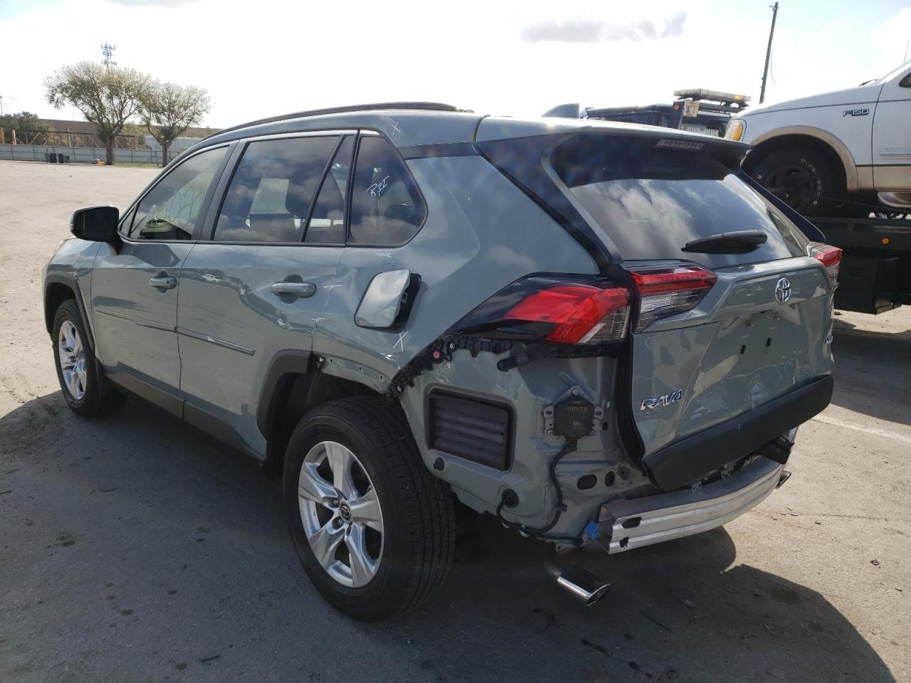 Photo 3 from auction – 2021 TOYOTA RAV4 XLE with VIN JTMW1RFV2MD063873