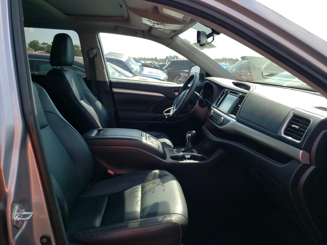Photo 5 from auction – 2016 TOYOTA HIGHLANDER with VIN 5TDJKRFH0GS502580