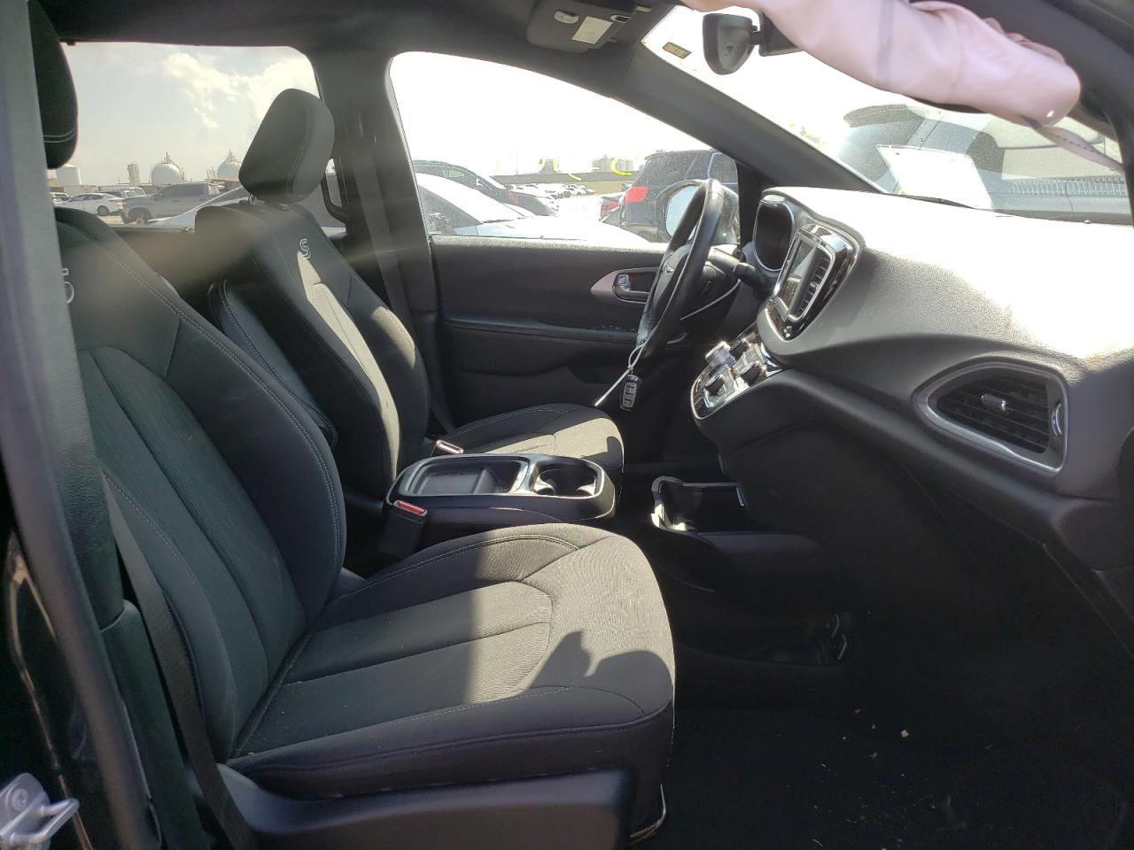 Photo 5 from auction – 2019 CHRYSLER PACIFICA T with VIN 2C4RC1FG4KR593797