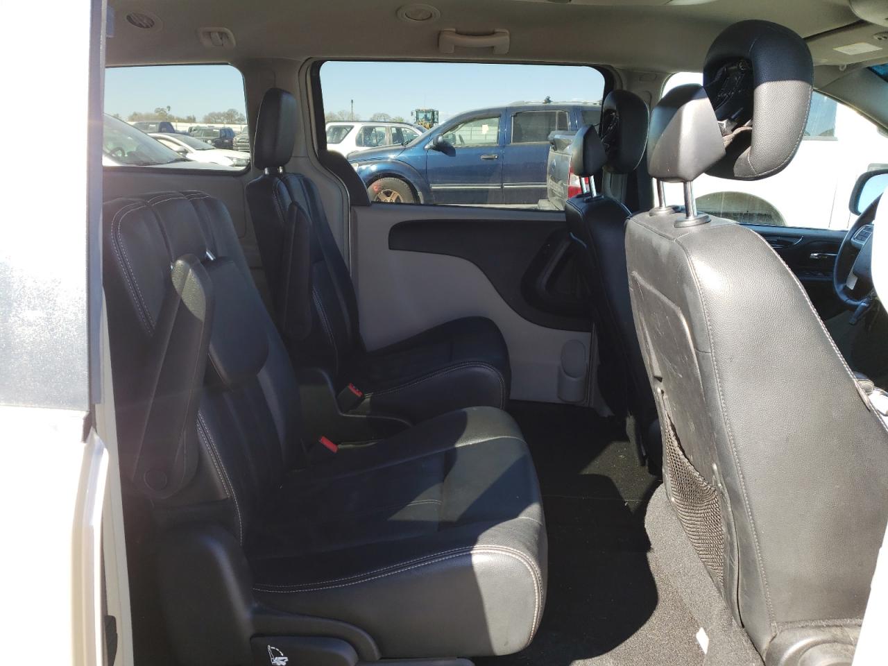 Photo 6 from auction – 2016 CHRYSLER TOWN & COU with VIN 2C4RC1BG4GR186110