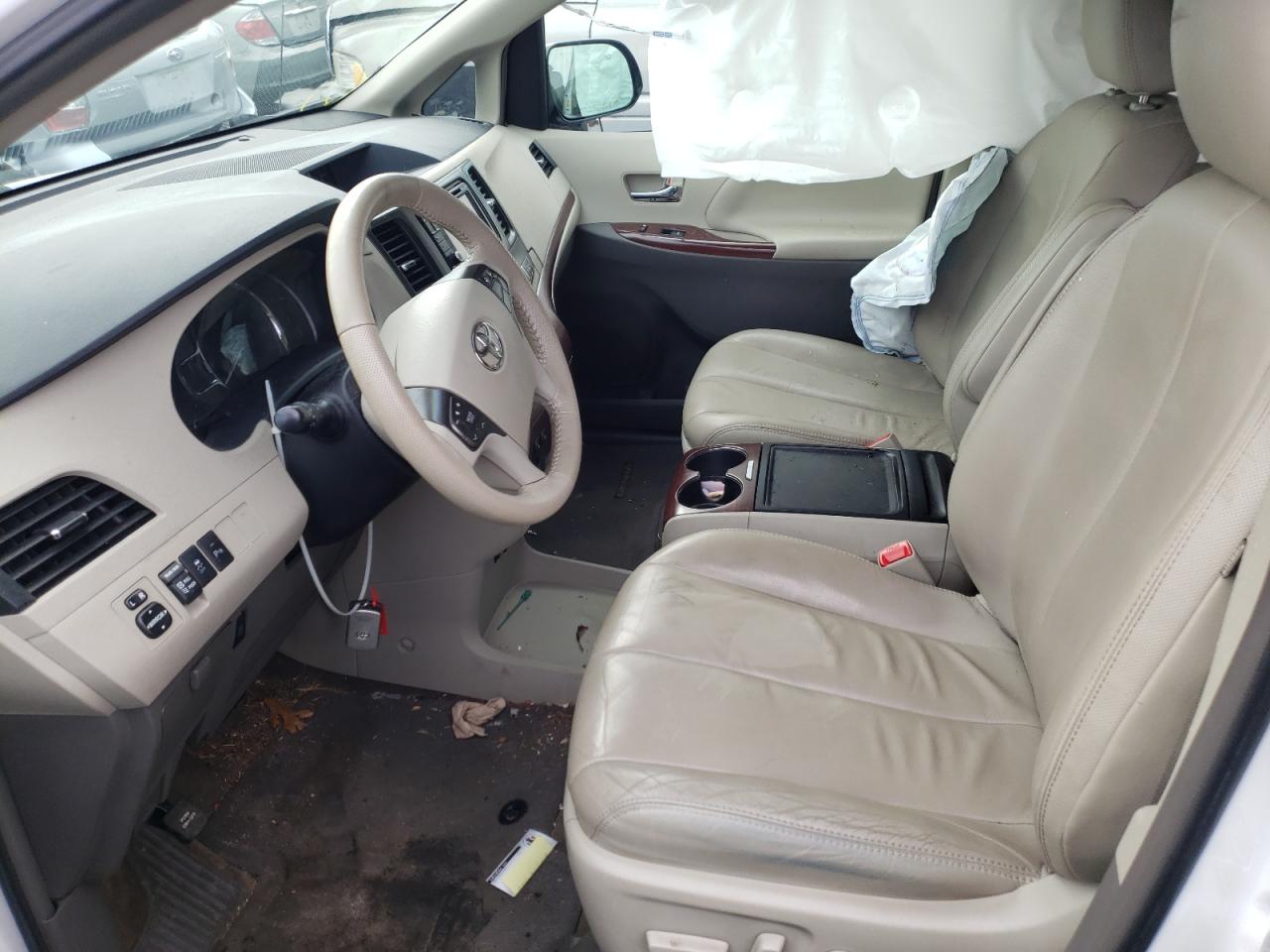 Photo 5 from auction – 2014 TOYOTA SIENNA XLE with VIN 5TDYK3DC6ES439078