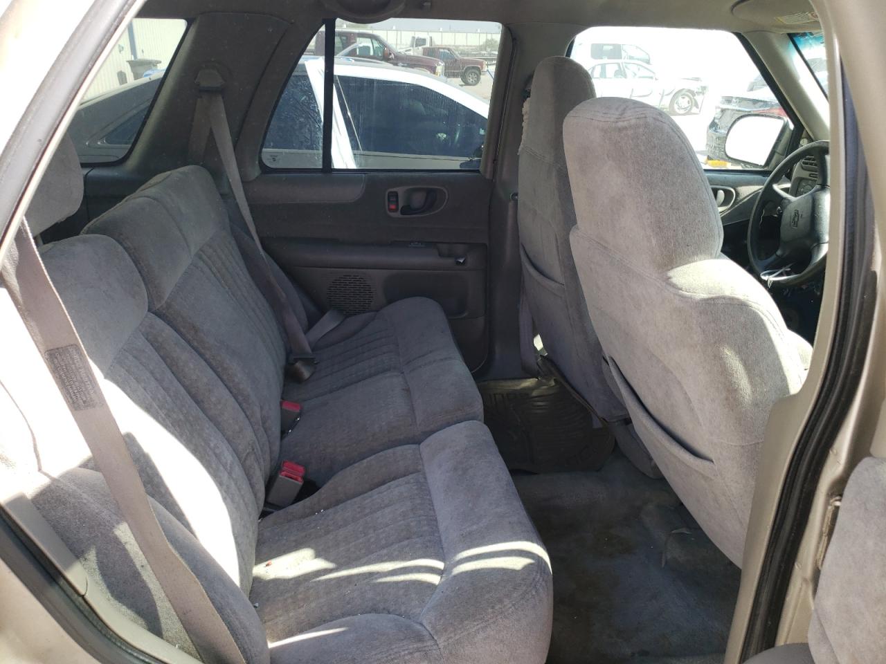 Photo 6 from auction – 2000 CHEVROLET BLAZER with VIN 1GNCS13W8YK155092