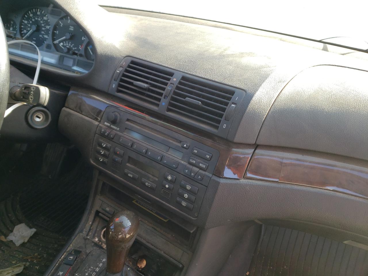 Фото 9 с аукциона – 2003 BMW 325 IT с VIN WBAAX13413PJ00606