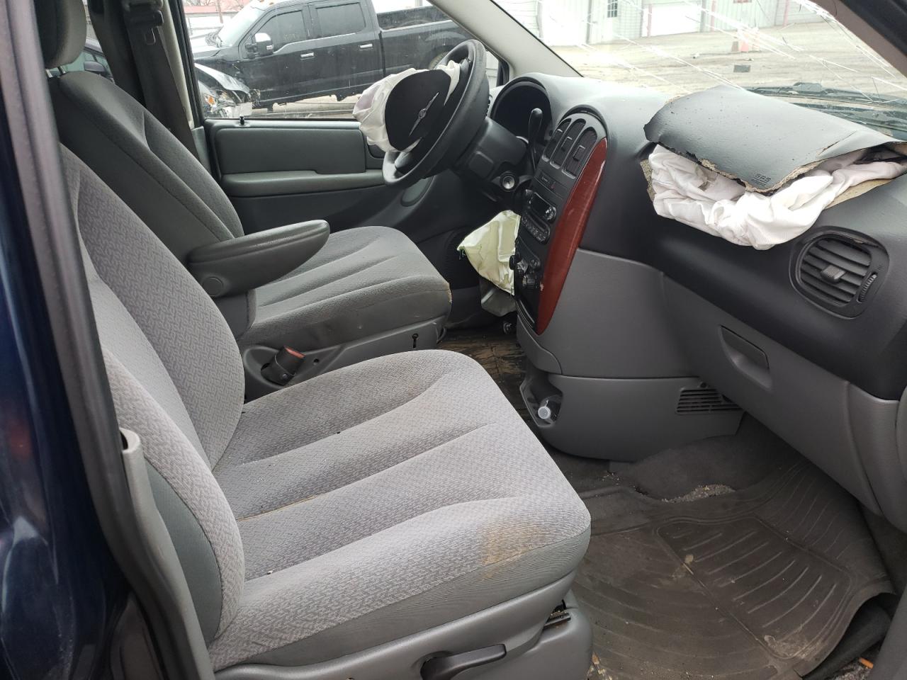 Photo 5 from auction – 2006 CHRYSLER TOWN & COU with VIN 1A4GP44R26B608166