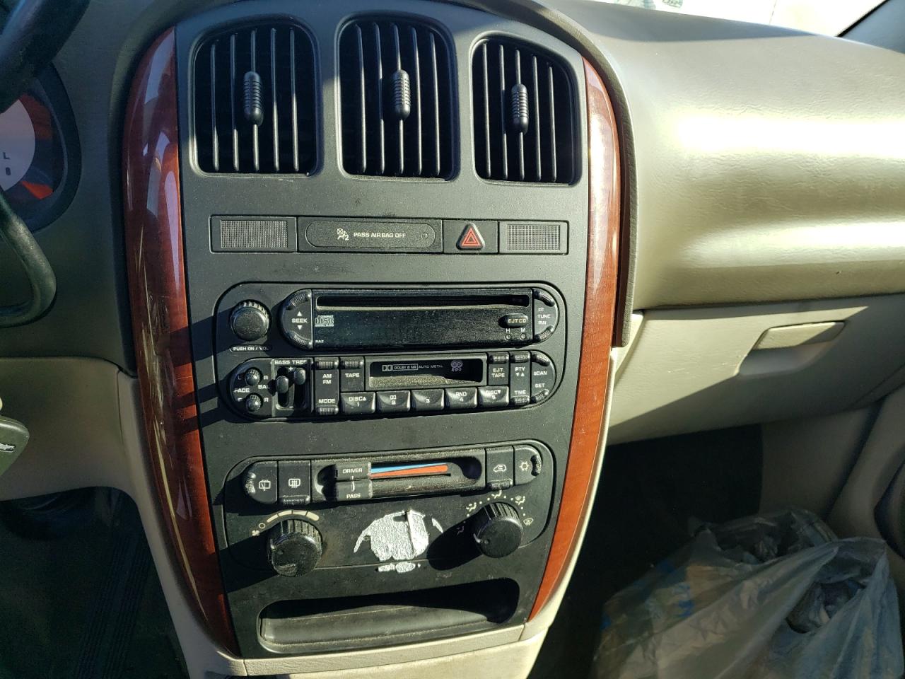 Photo 9 from auction – 2005 CHRYSLER TOWN & COU with VIN 1C4GP45R85B438947