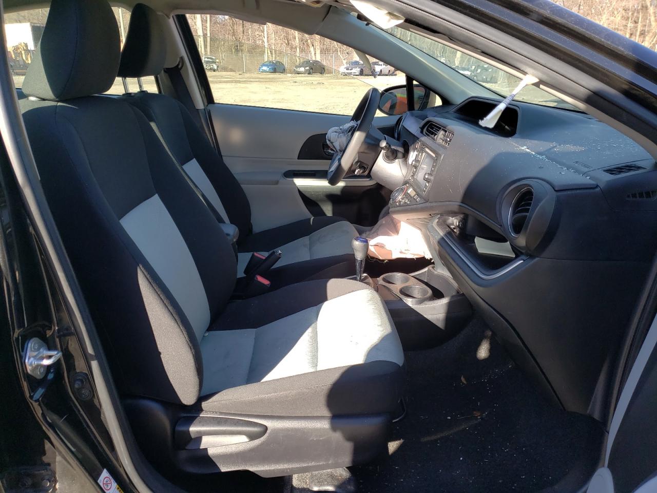 Photo 5 from auction – 2014 TOYOTA PRIUS C with VIN JTDKDTB34E1078756