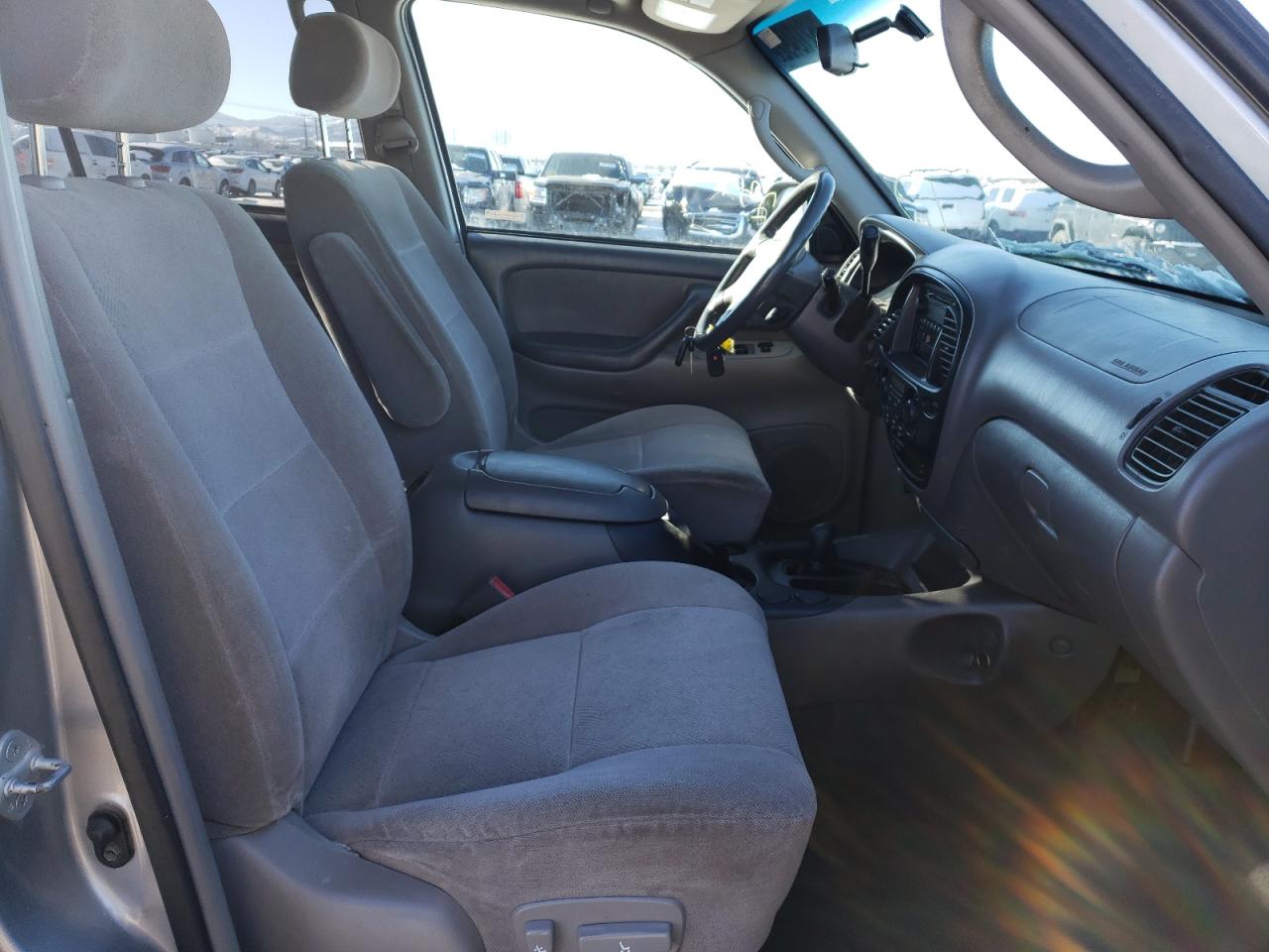 Photo 5 from auction – 2001 TOYOTA SEQUOIA SR with VIN 5TDBT44A11S004759