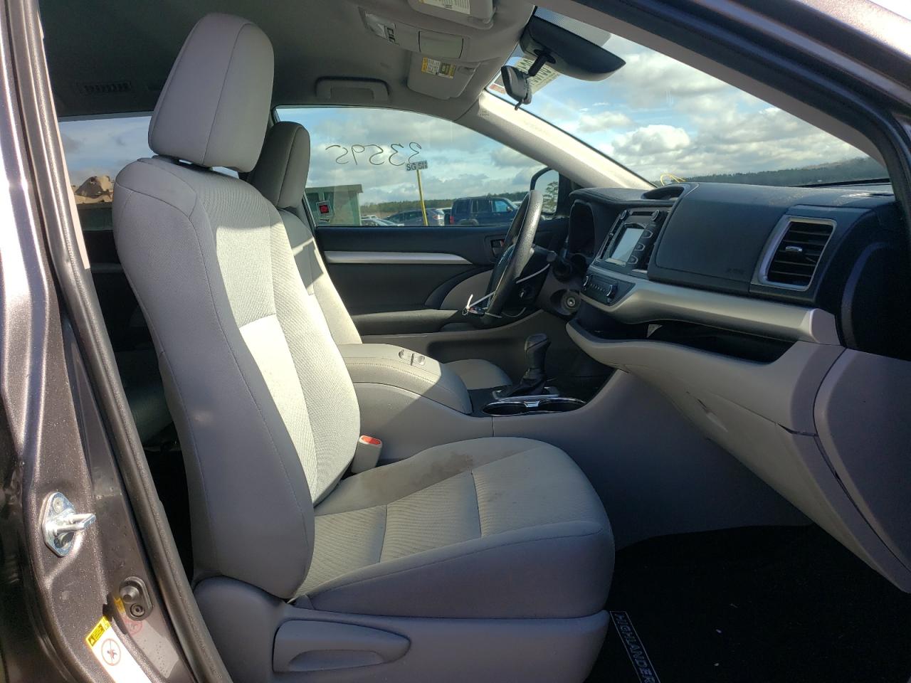Photo 5 from auction – 2019 TOYOTA HIGHLANDER with VIN 5TDZARFH0KS049219
