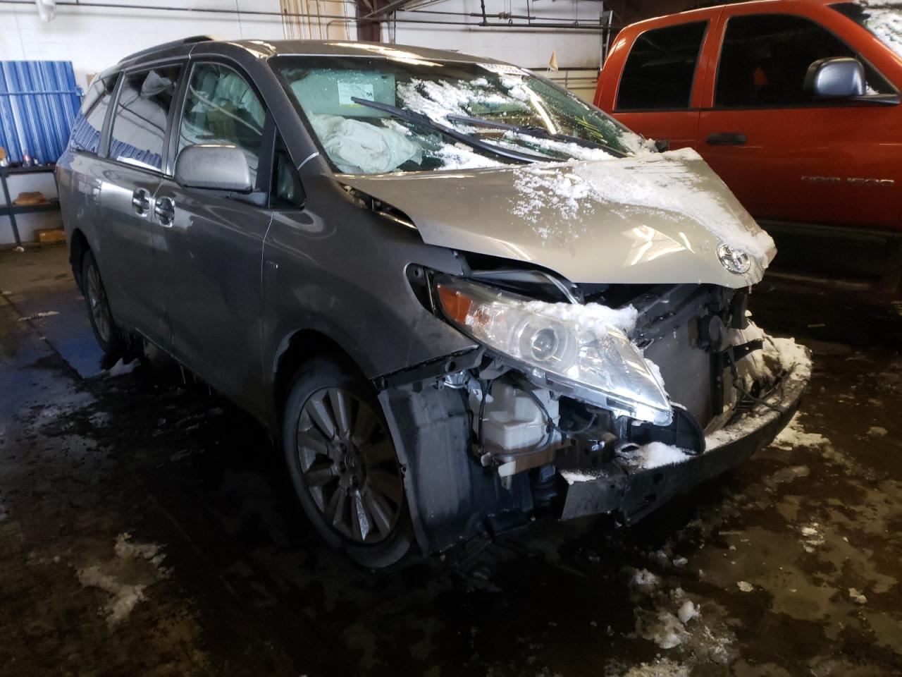 TOYOTA SIENNA LE 2017 with VIN 5TDJZ3DC5HS171318 - Photo from auction