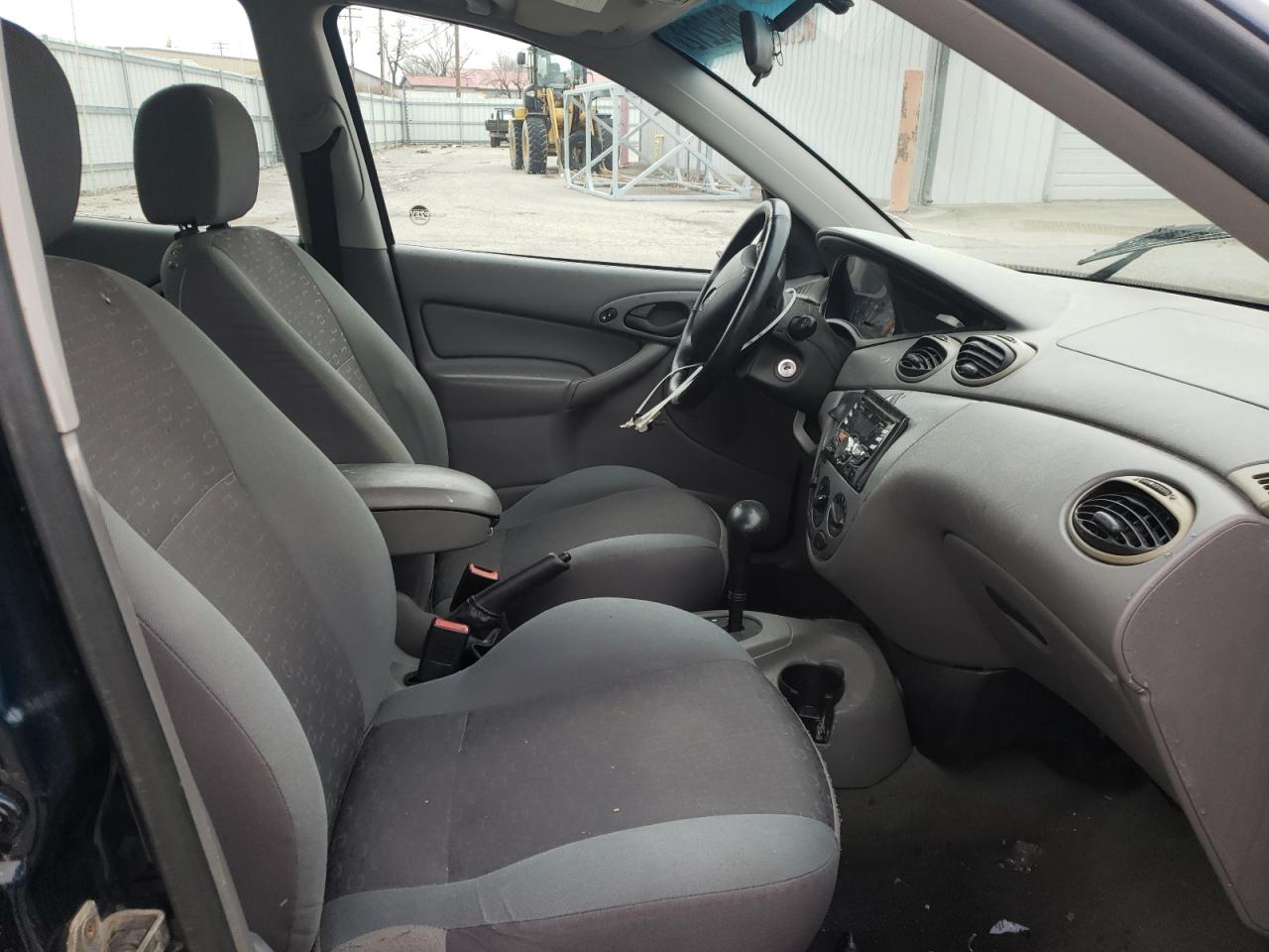 Photo 5 from auction – 2004 FORD FOCUS ZX5 with VIN 3FAFP37Z84R101617