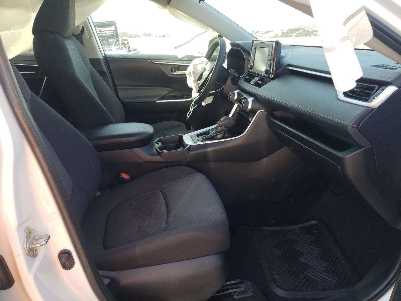 Photo 5 from auction – 2020 TOYOTA RAV4 XLE with VIN 2T3W1RFV2LC046493