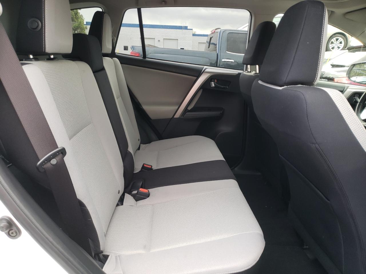 Photo 6 from auction – 2016 TOYOTA RAV4 XLE with VIN JTMWFREV2GJ065180