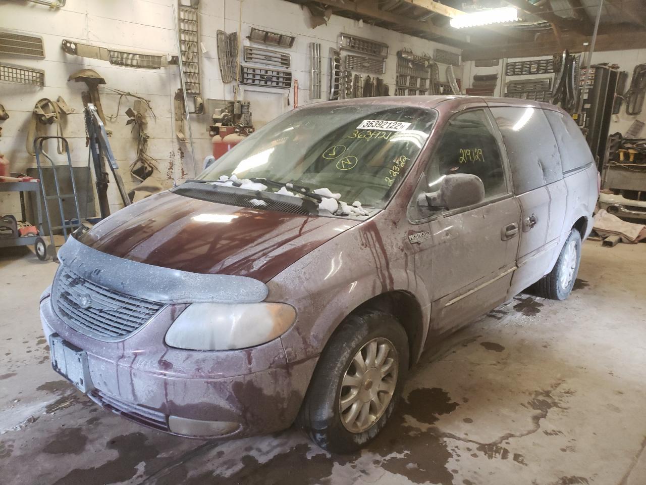 Photo 2 from auction – 2002 CHRYSLER TOWN & COU with VIN 2C8GP54LX2R553581