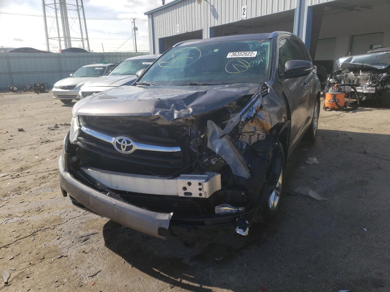 Photo 2 from auction – 2015 TOYOTA HIGHLANDER with VIN 5TDDKRFH7FS090542