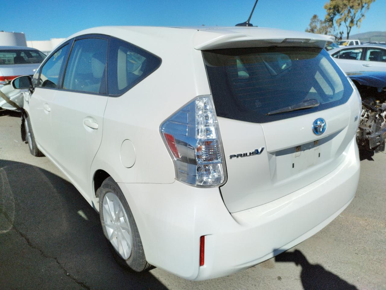 Photo 3 from auction – 2014 TOYOTA PRIUS V with VIN JTDZN3EU7EJ013397