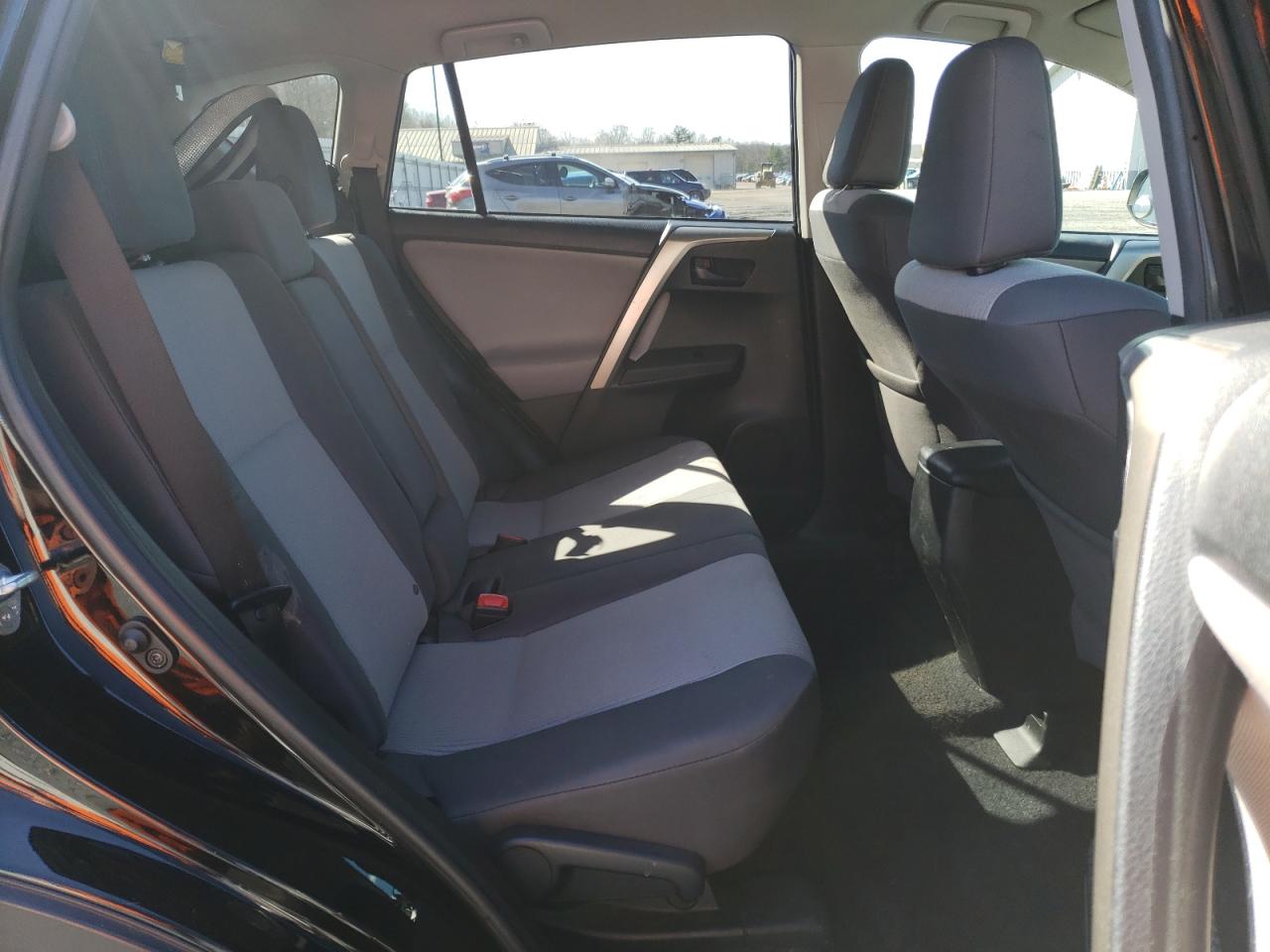 Photo 6 from auction – 2015 TOYOTA RAV4 LE with VIN 2T3BFREV4FW406285