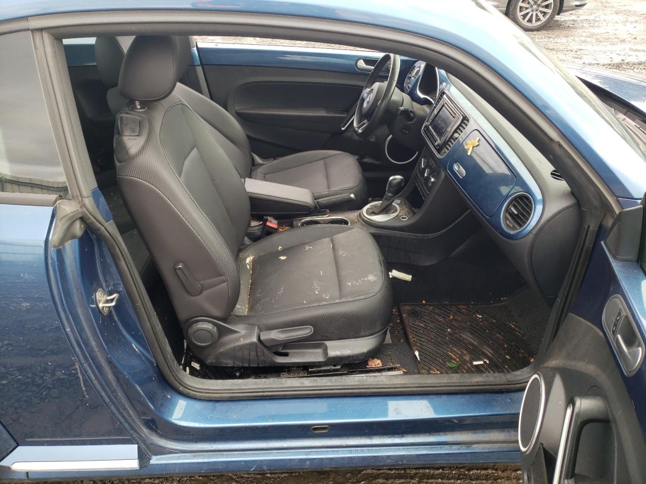 Photo 5 from auction – 2016 VOLKSWAGEN BEETLE SE with VIN 3VWJ17AT1GM604048