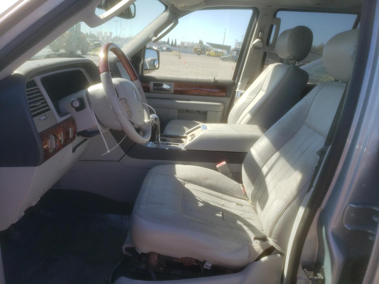 Photo 5 from auction – 2005 LINCOLN NAVIGATOR with VIN 5LMFU28585LJ02882