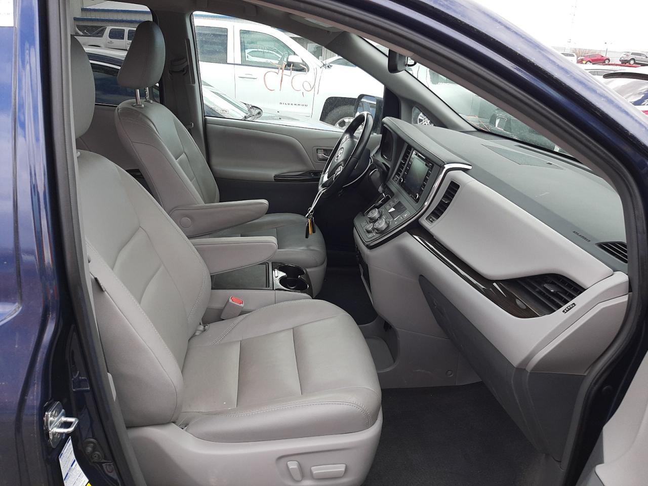 Photo 5 from auction – 2018 TOYOTA SIENNA XLE with VIN 5TDDZ3DC2JS201460