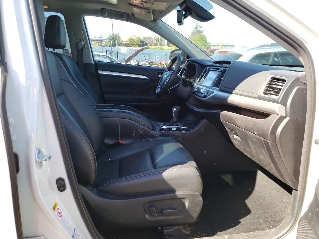 Photo 5 from auction – 2017 TOYOTA HIGHLANDER with VIN 5TDJGRFH4HS023405