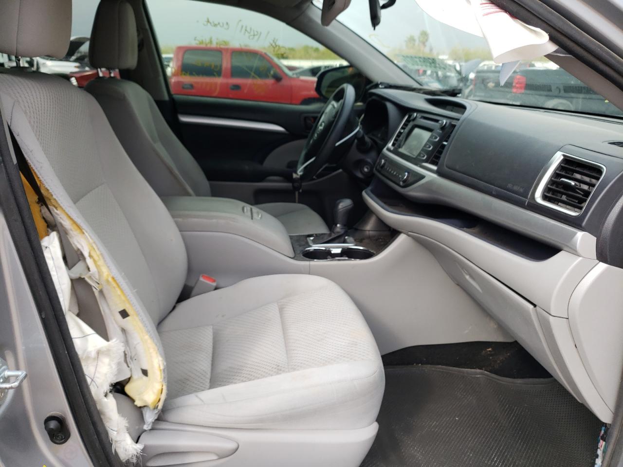 Photo 5 from auction – 2016 TOYOTA HIGHLANDER with VIN 5TDZKRFH8GS137231