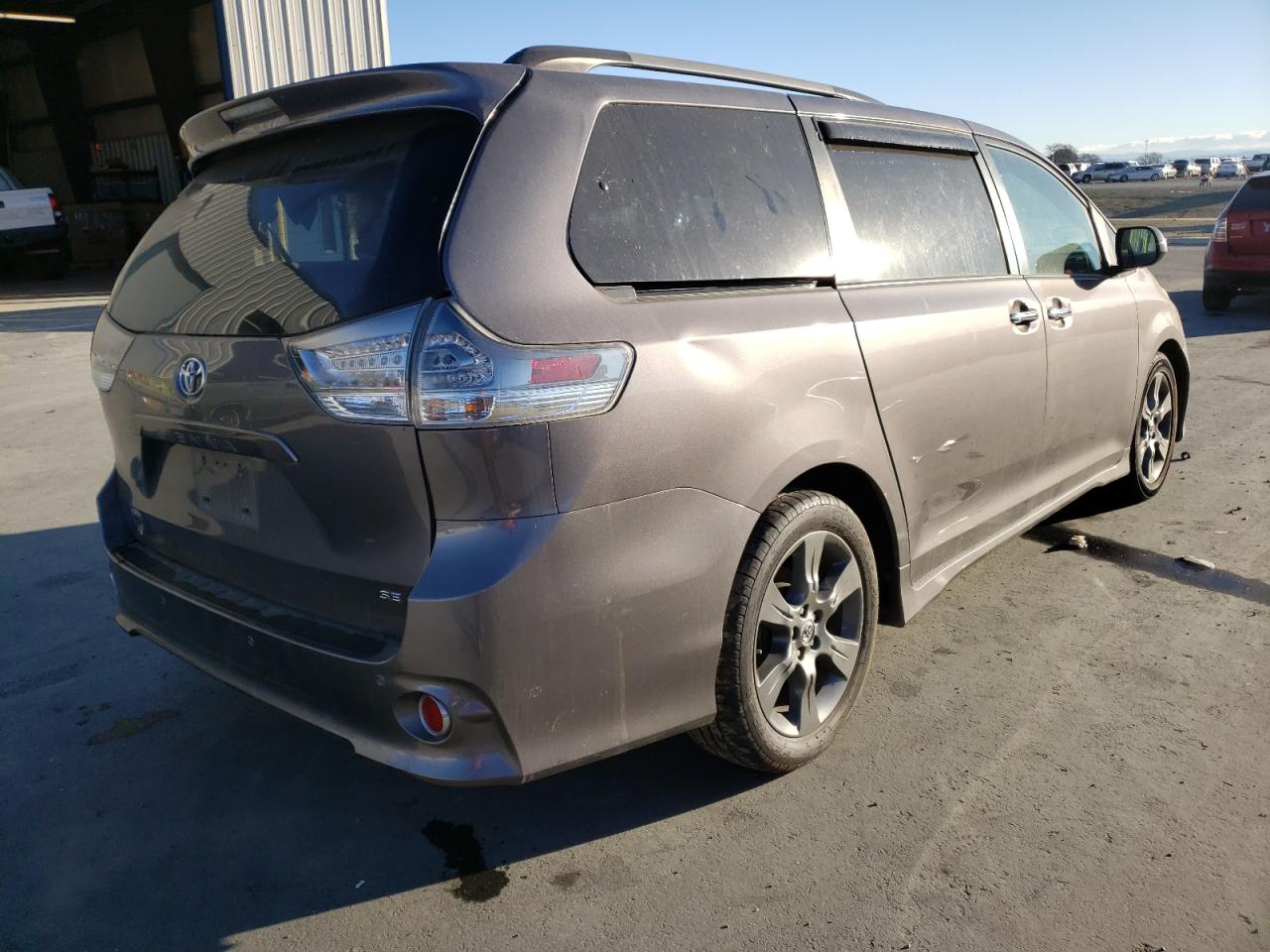 Photo 4 from auction – 2016 TOYOTA SIENNA SE with VIN 5TDXK3DC3GS742561