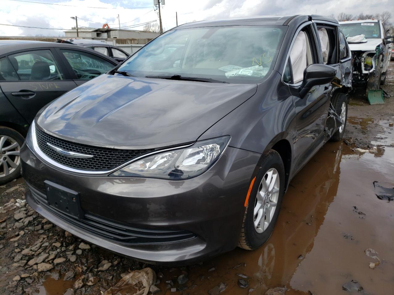 Photo 2 from auction – 2017 CHRYSLER PACIFICA L with VIN 2C4RC1CG9HR657457