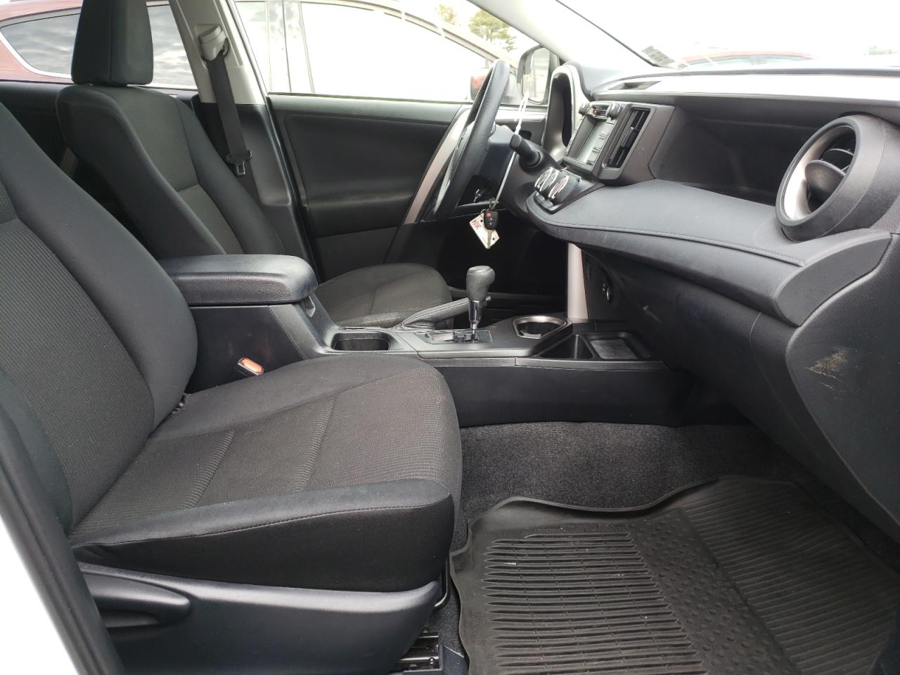 Photo 5 from auction – 2017 TOYOTA RAV4 LE with VIN JTMZFREV3HJ704293