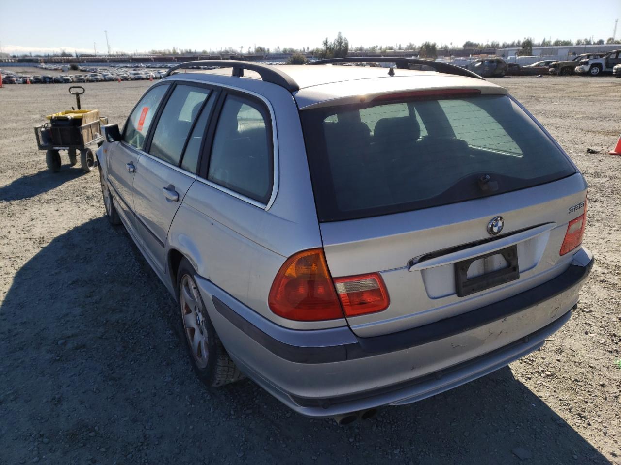 Photo 3 from auction – 2003 BMW 325 IT with VIN WBAAX13413PJ00606