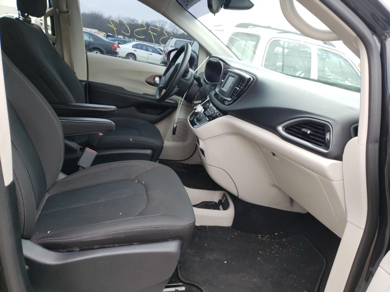 Photo 5 from auction – 2017 CHRYSLER PACIFICA L with VIN 2C4RC1CG1HR521324