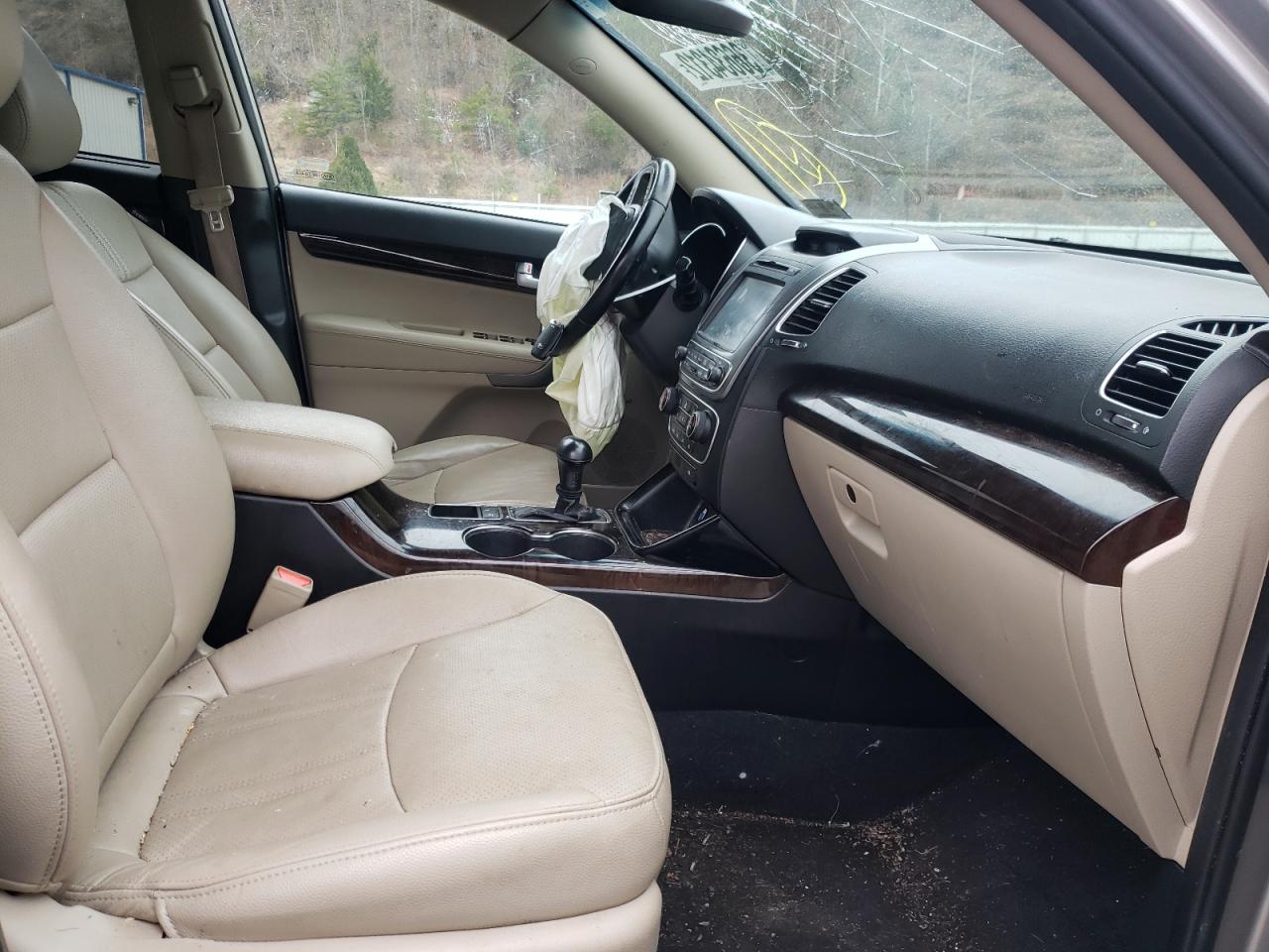 Photo 5 from auction – 2015 KIA SORENTO EX with VIN 5XYKUDA71FG616275
