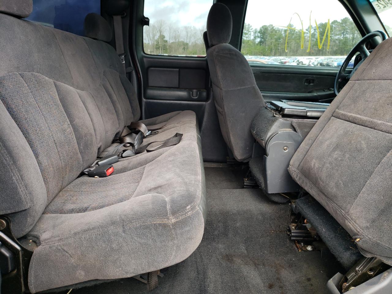 Photo 6 from auction – 2002 CHEVROLET SILVERADO with VIN 1GCHK29UX2E283687