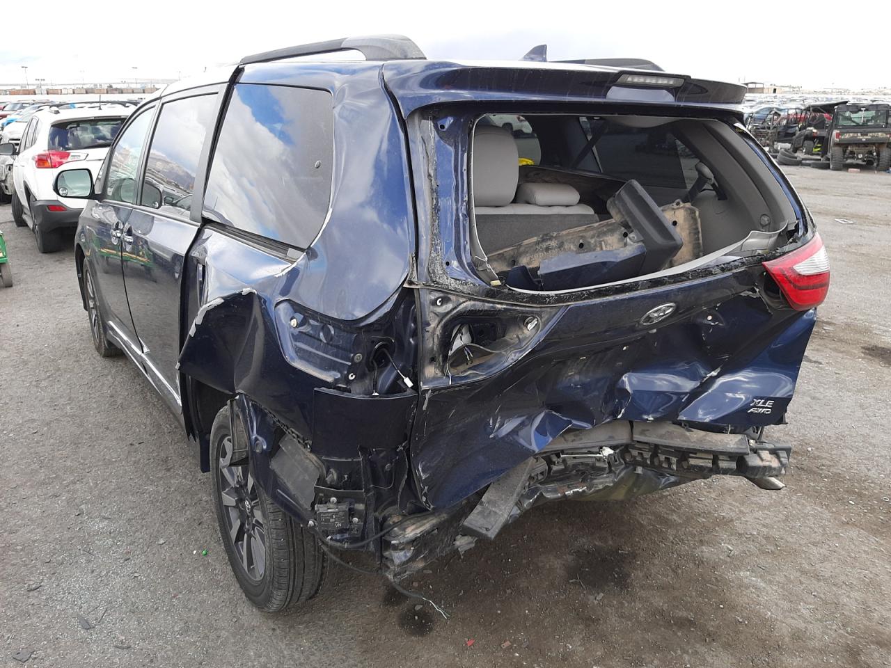 Photo 3 from auction – 2018 TOYOTA SIENNA XLE with VIN 5TDDZ3DC2JS201460