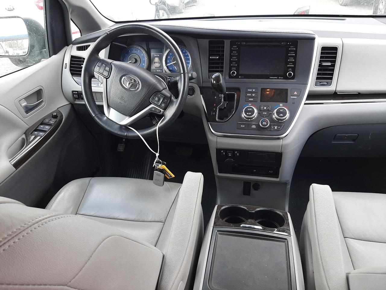 Photo 9 from auction – 2018 TOYOTA SIENNA XLE with VIN 5TDDZ3DC2JS201460