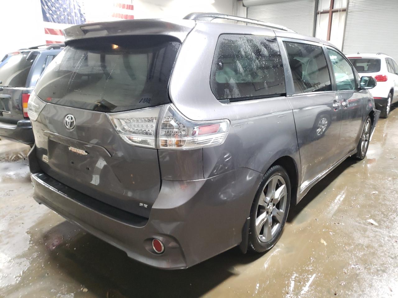 Photo 4 from auction – 2017 TOYOTA SIENNA SE with VIN 5TDXZ3DC0HS874111