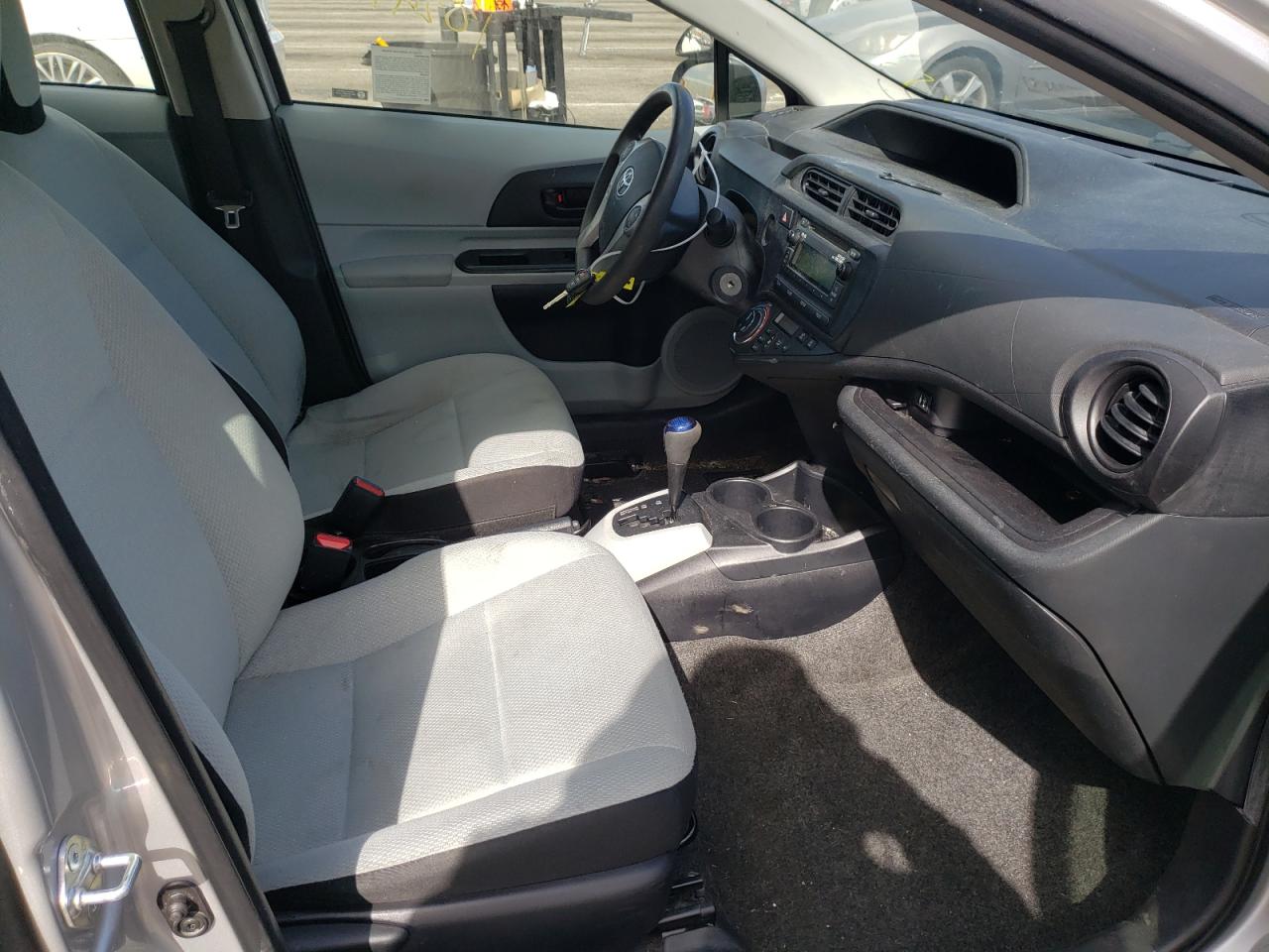 Photo 5 from auction – 2014 TOYOTA PRIUS C with VIN JTDKDTB35E1565951