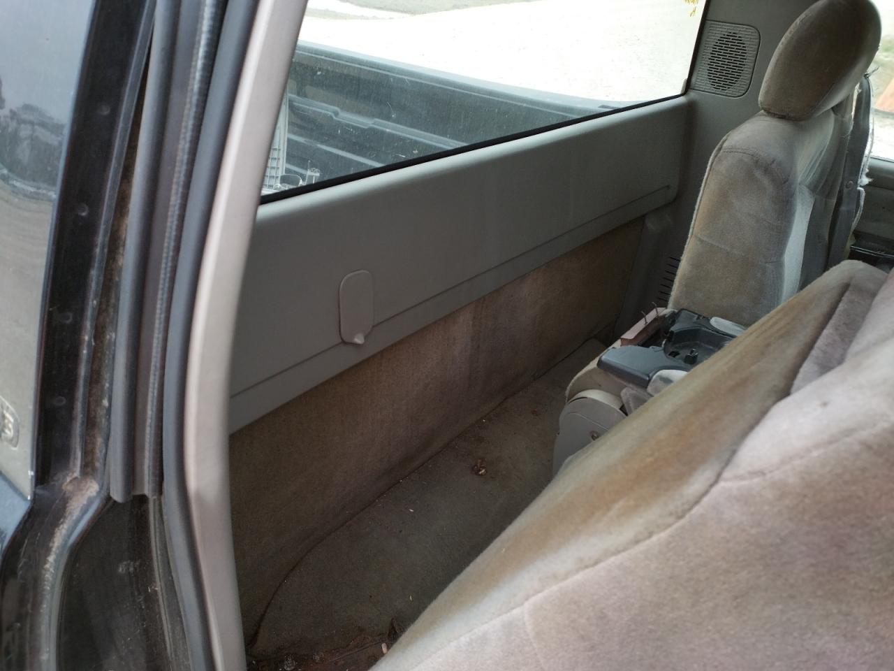 Photo 6 from auction – 2000 CHEVROLET SILVERADO with VIN 1GCEC14T6YZ174363