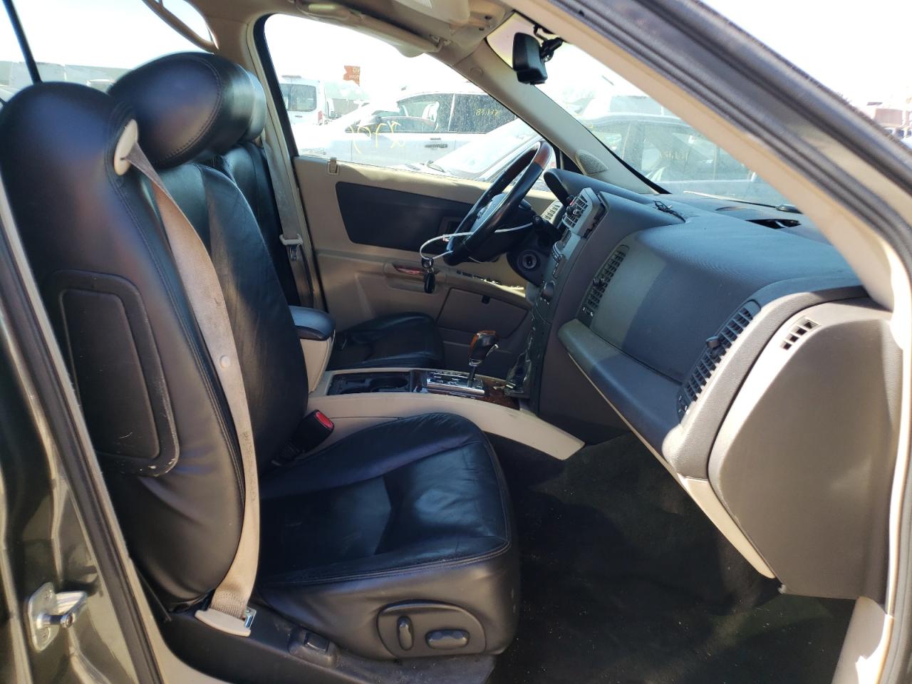 Photo 5 from auction – 2004 CADILLAC SRX with VIN 1GYEE637040147552